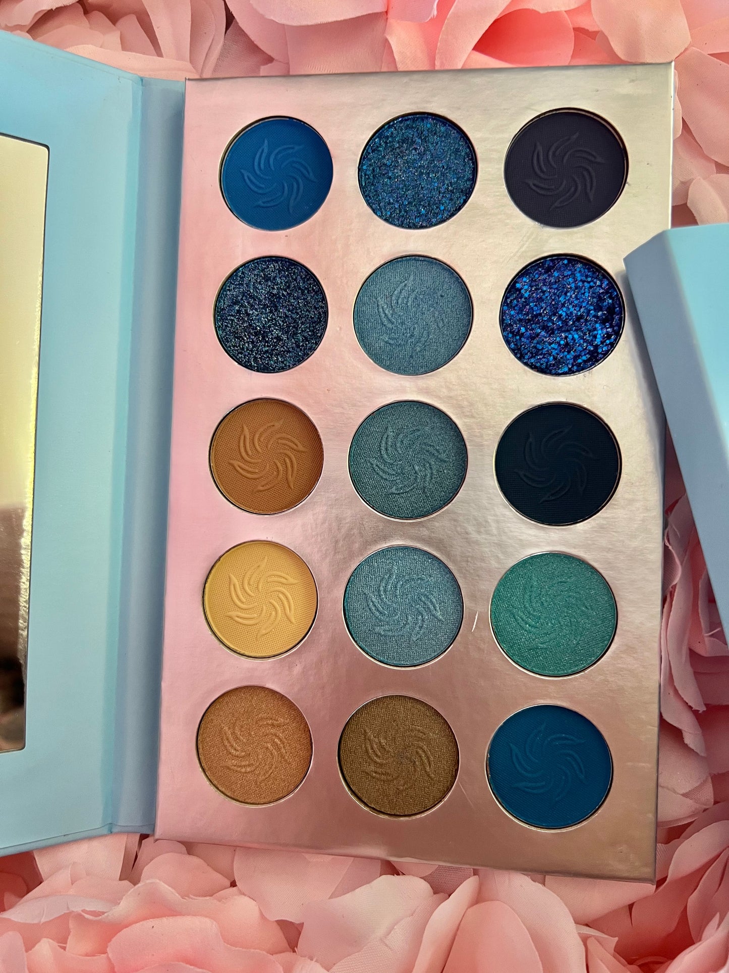 LOST IN FROST - Eyeshadow Palette