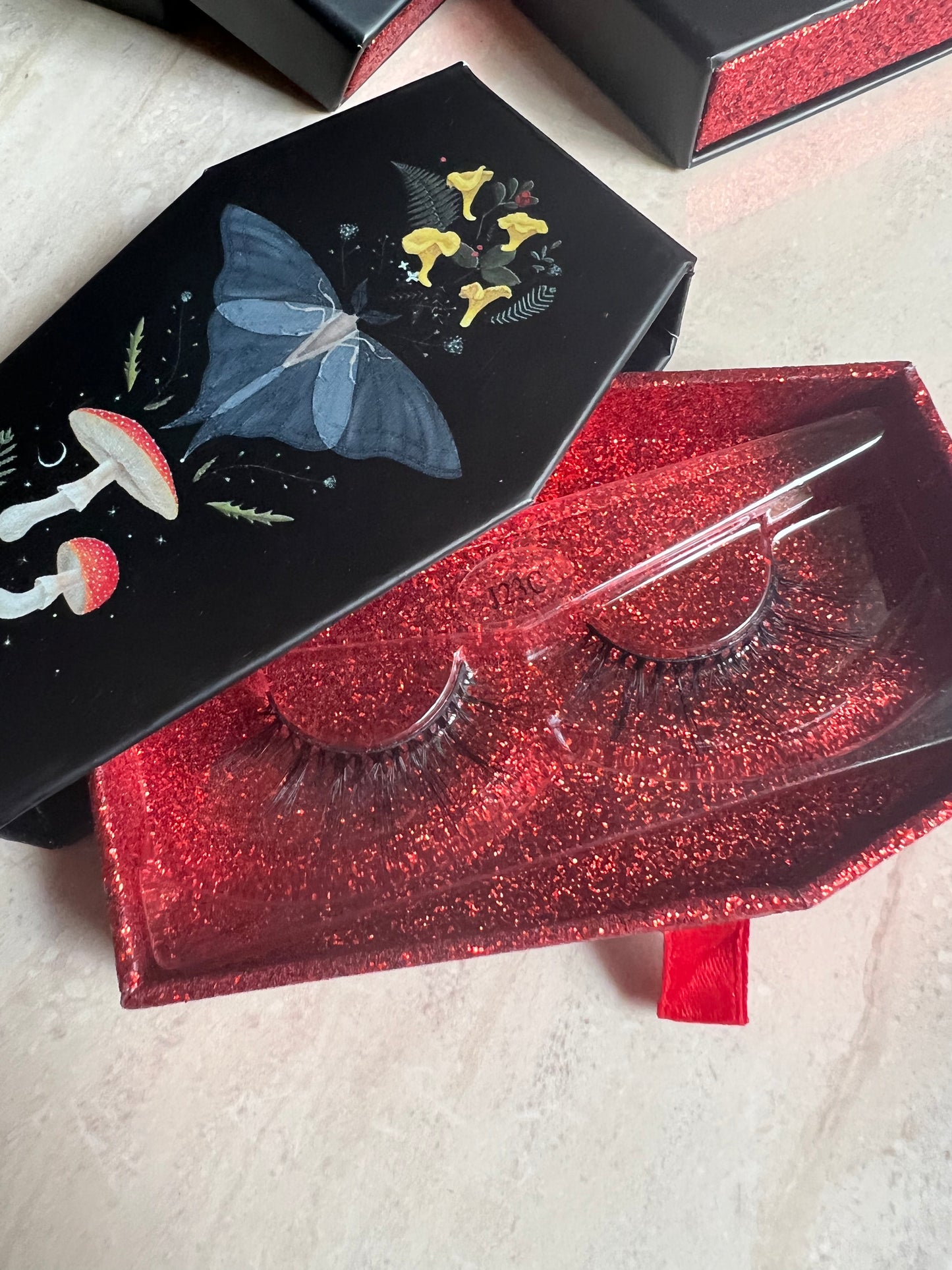 GREY GHOST false lashes in glitter coffin
