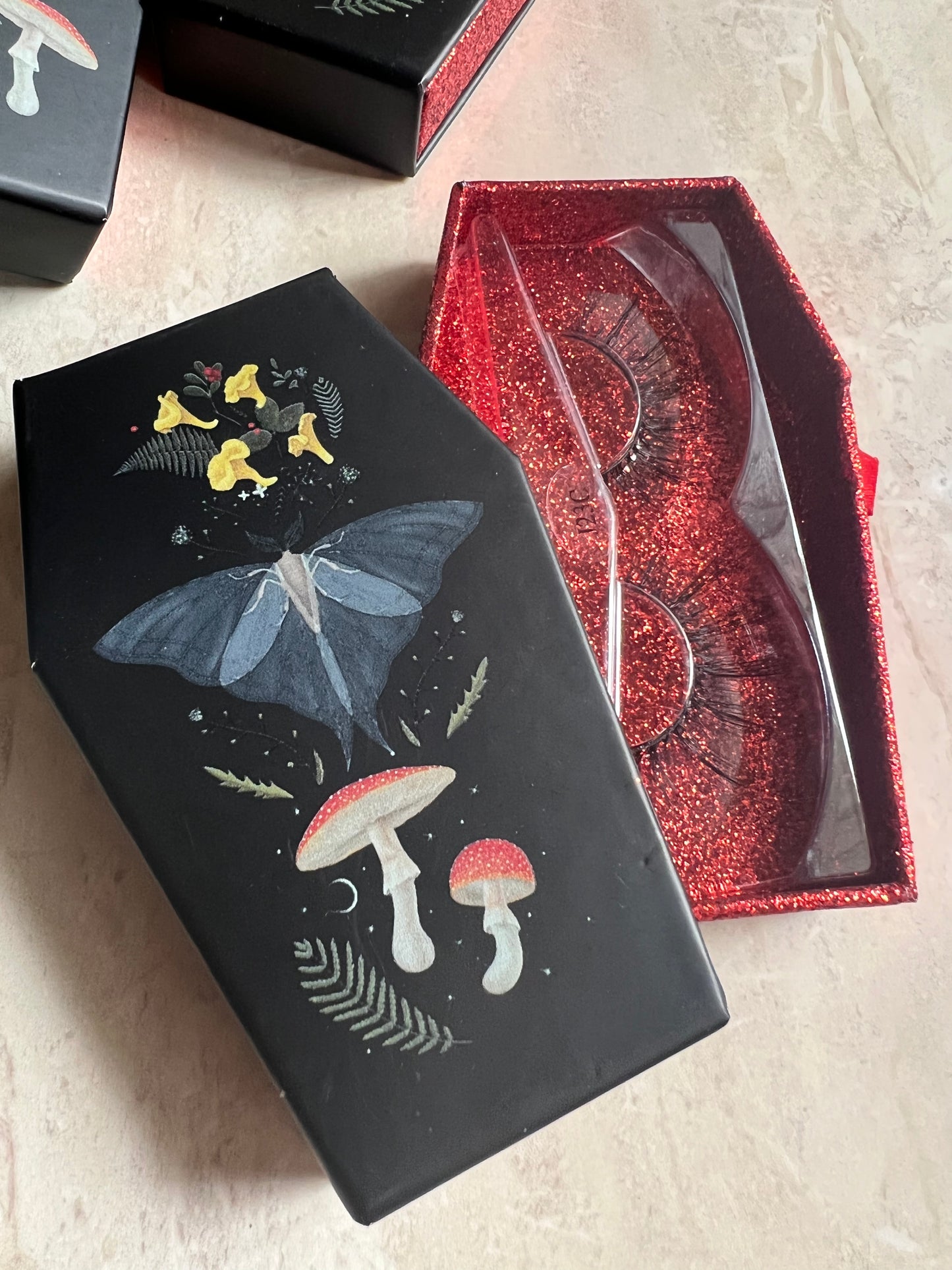 GREY GHOST false lashes in glitter coffin