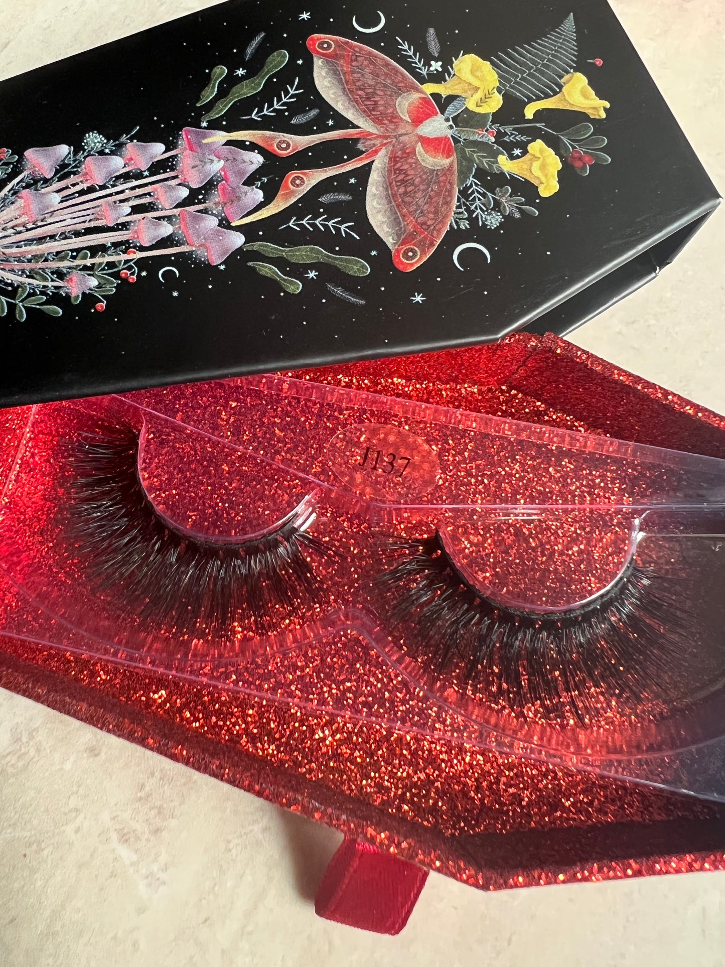 FLUFFY MOTH false lashes in glitter coffin