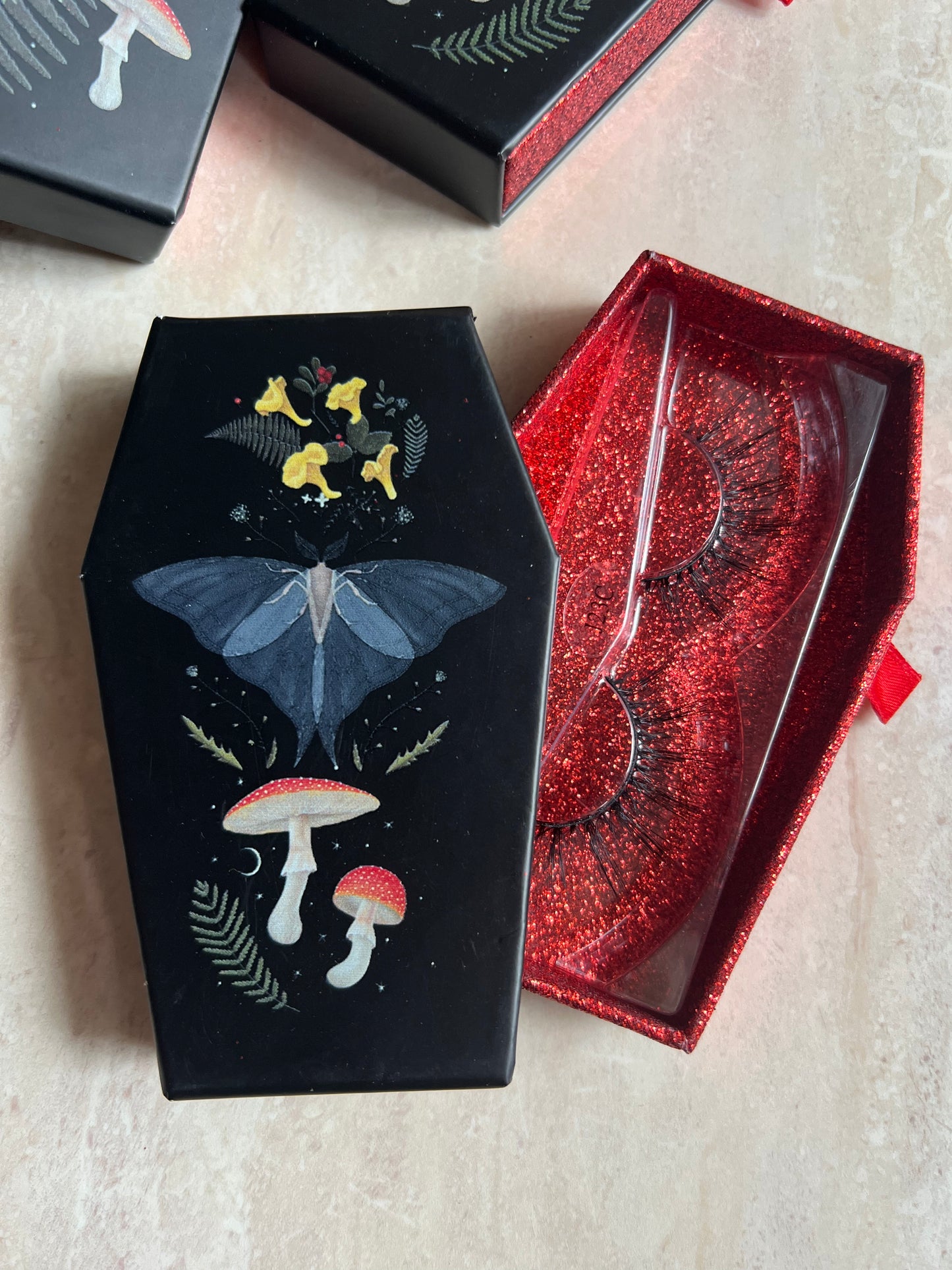 GREY GHOST false lashes in glitter coffin
