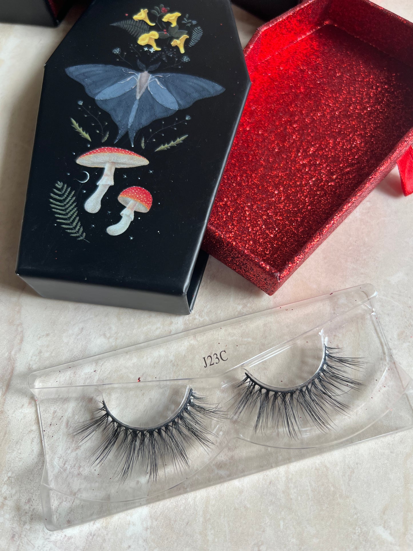 GREY GHOST false lashes in glitter coffin