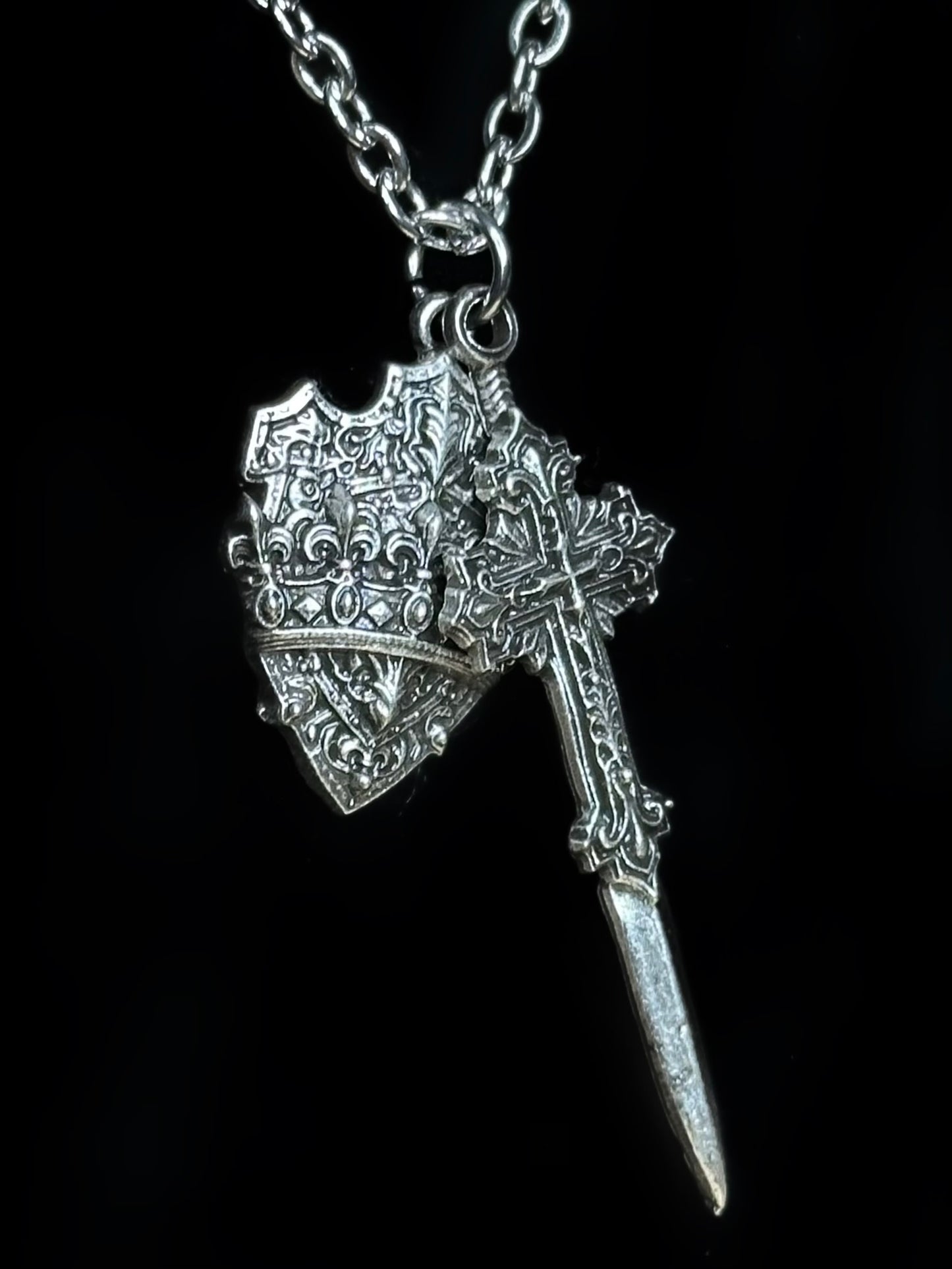 Shield & protect - Mother of Hades Cast Necklace