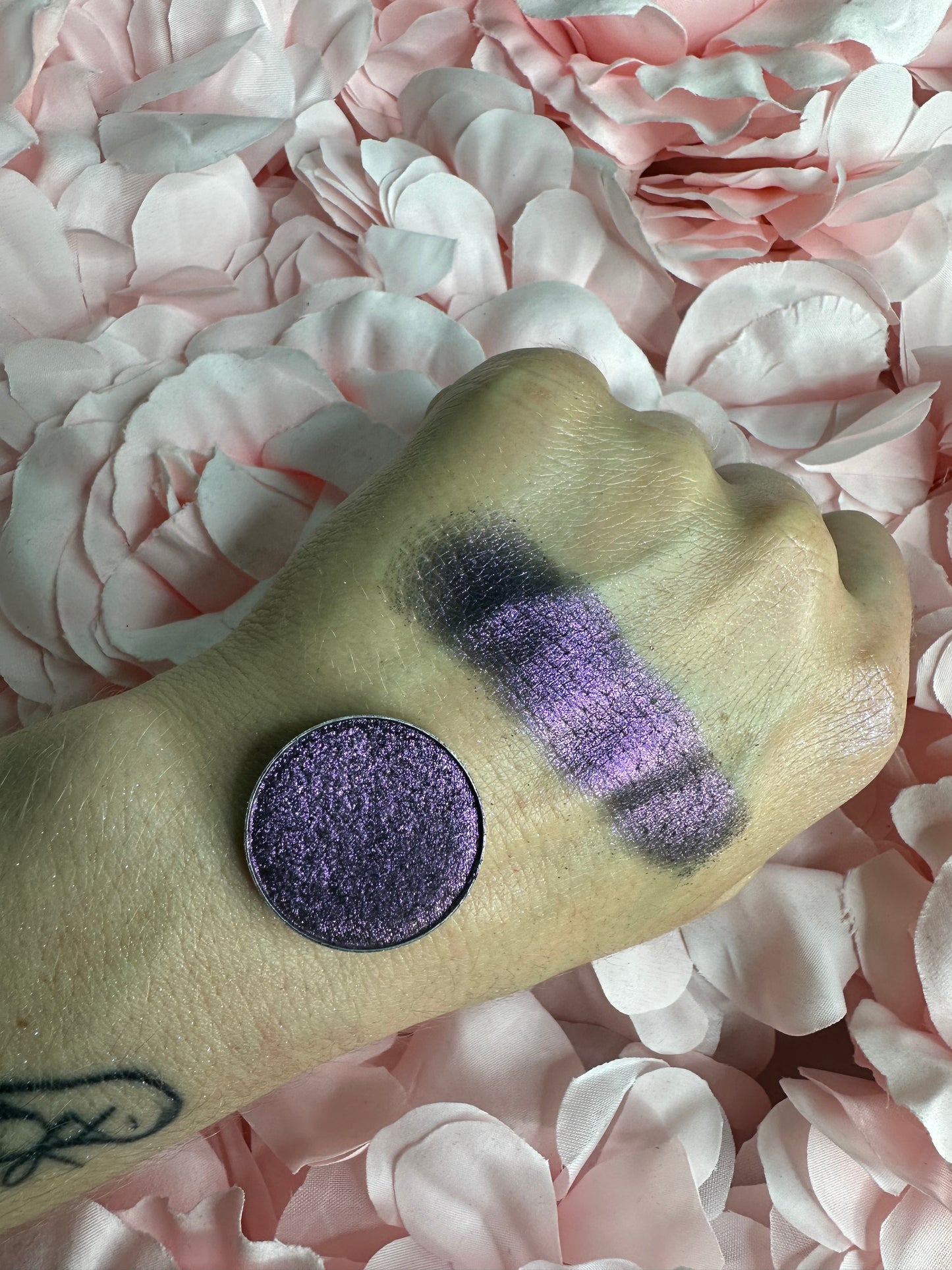 D64 TOIL AND TROUBLE - Iridescent pressed pigment refill pan