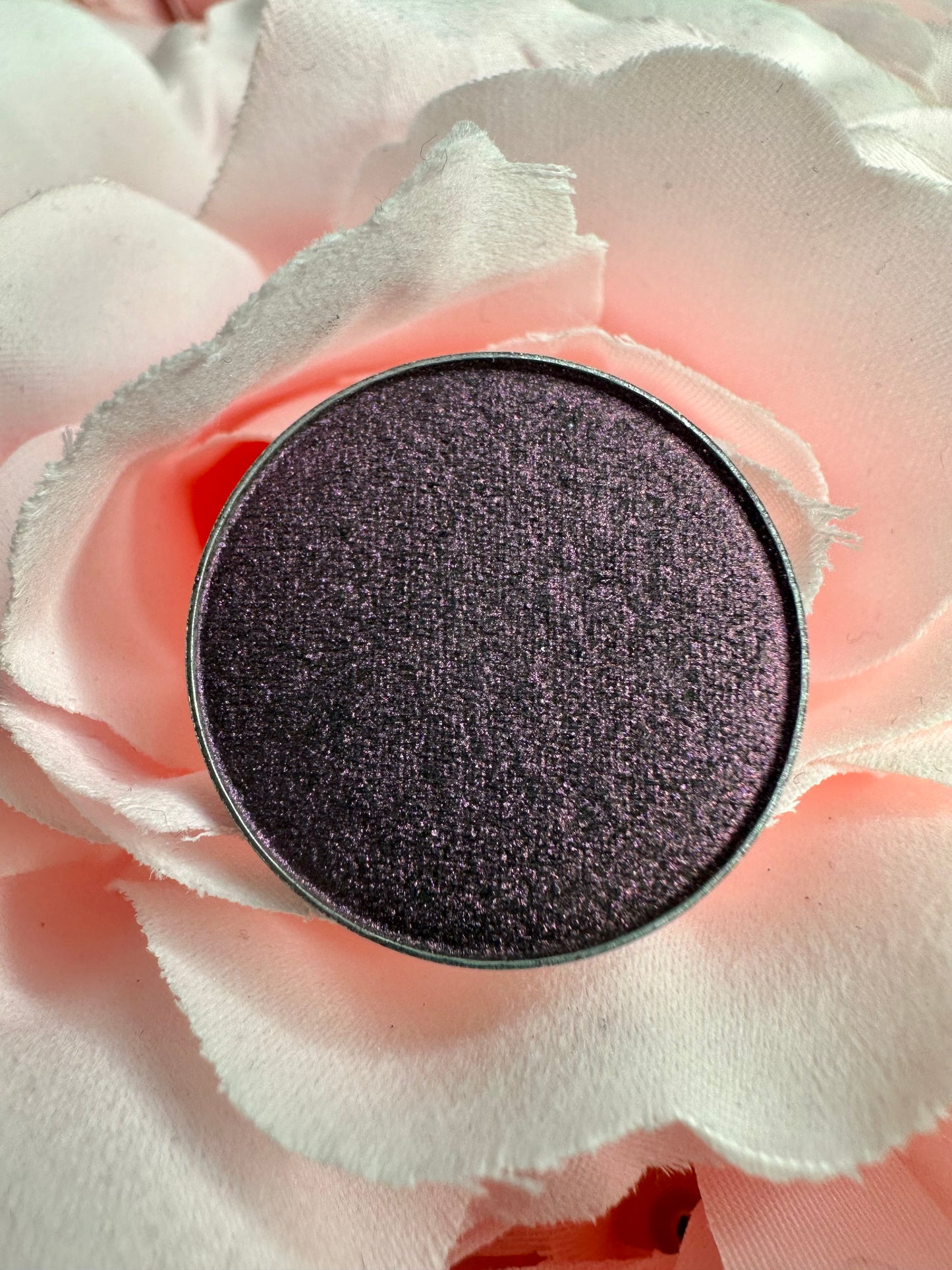 D63 SPELL BOUND - Iridescent pressed pigment refill pan