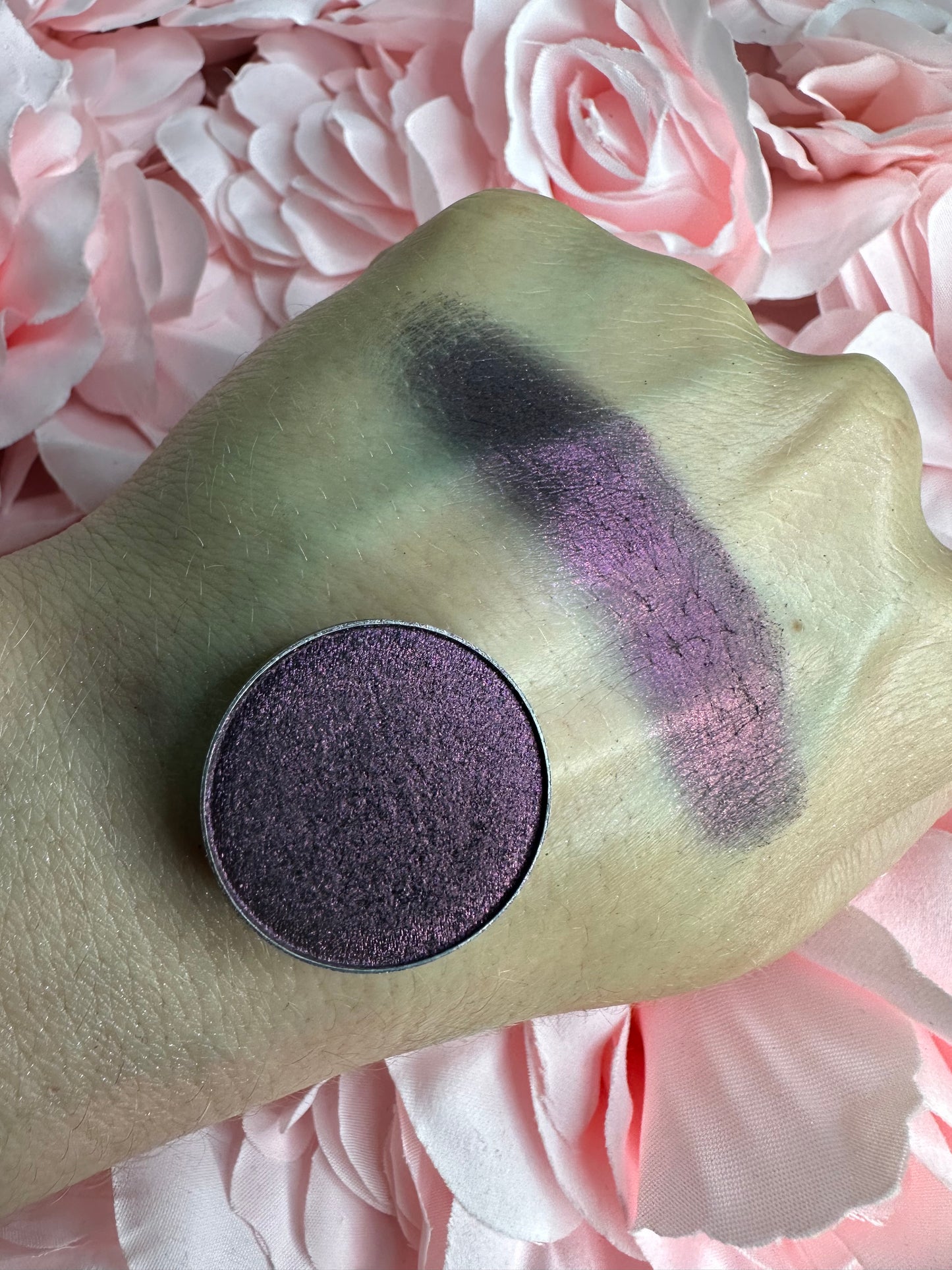 D63 SPELL BOUND - Iridescent pressed pigment refill pan