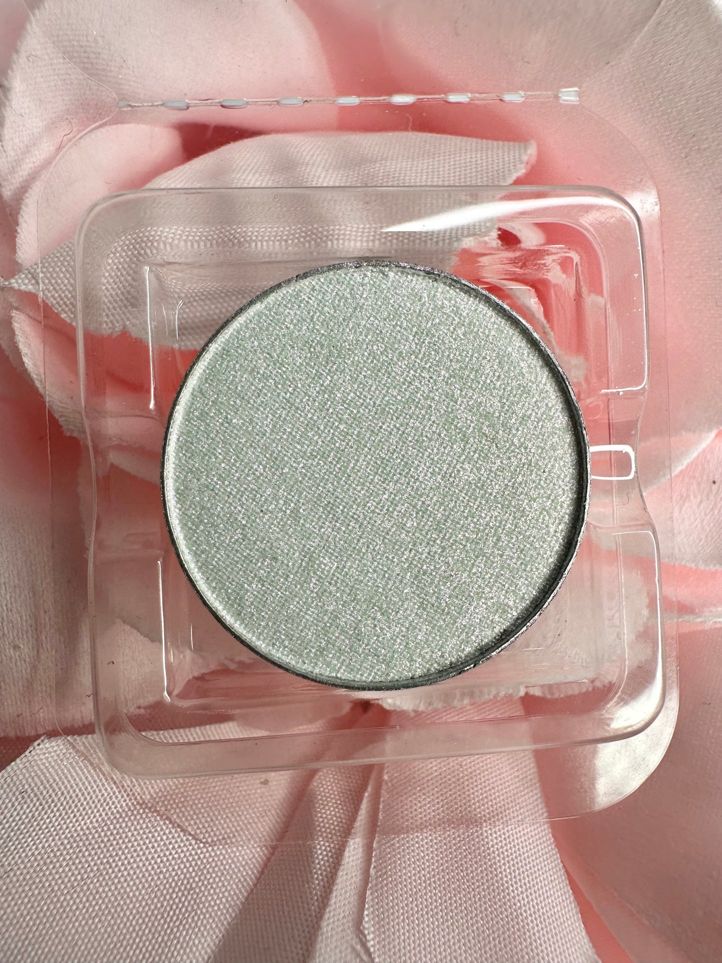 D03 IN THE CLOUDS - Iridescent pressed pigment refill pan