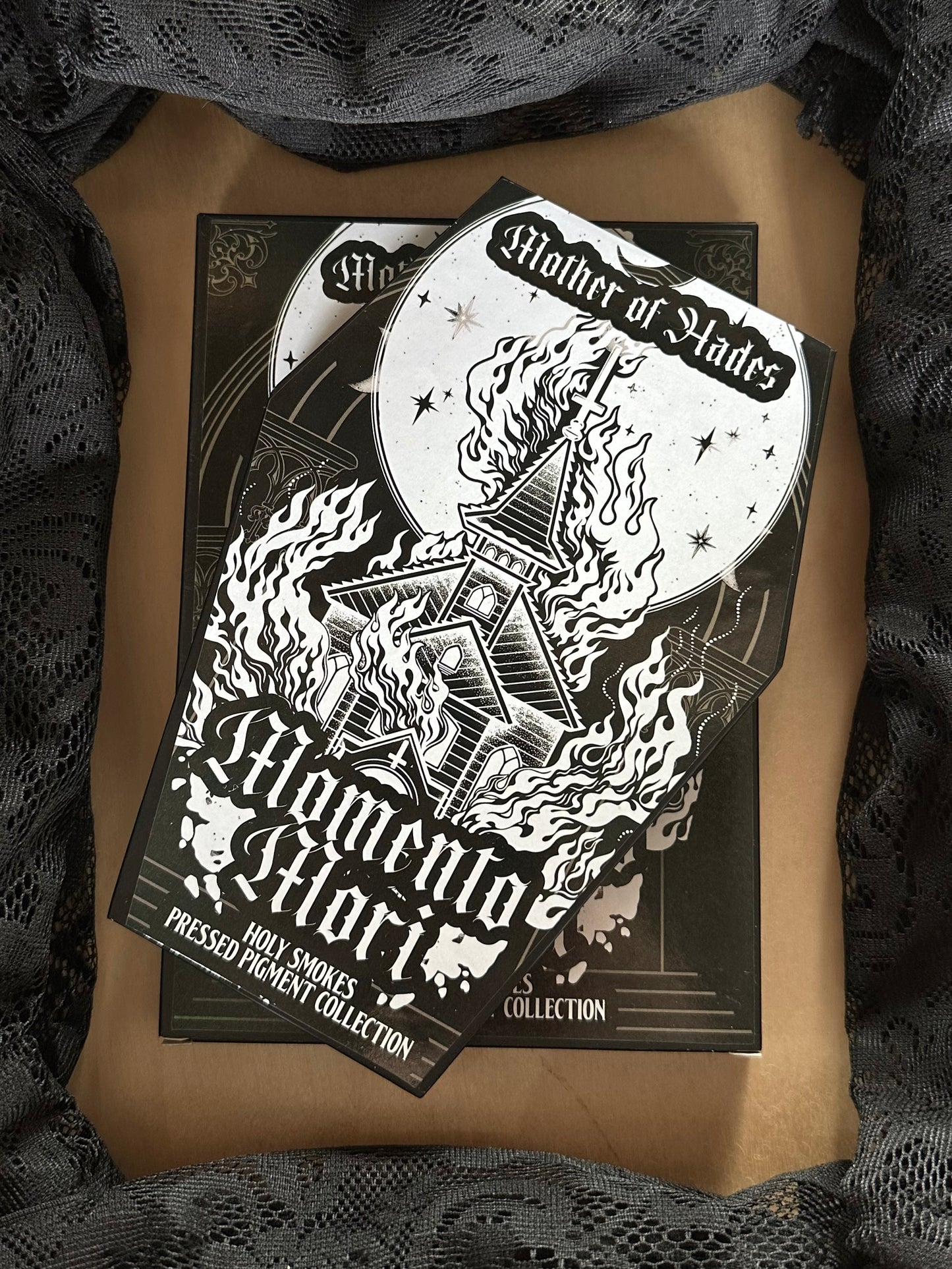 HOLY SMOKES - Momento Mori Coffin eyeshadow palette
