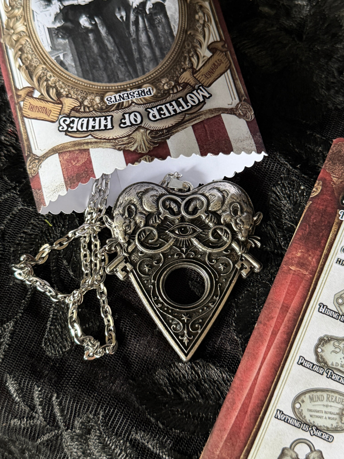 THE SÉANCE ROOM - Mother of Hades Trinkets Dealt By The Hand of Fate Blind bag