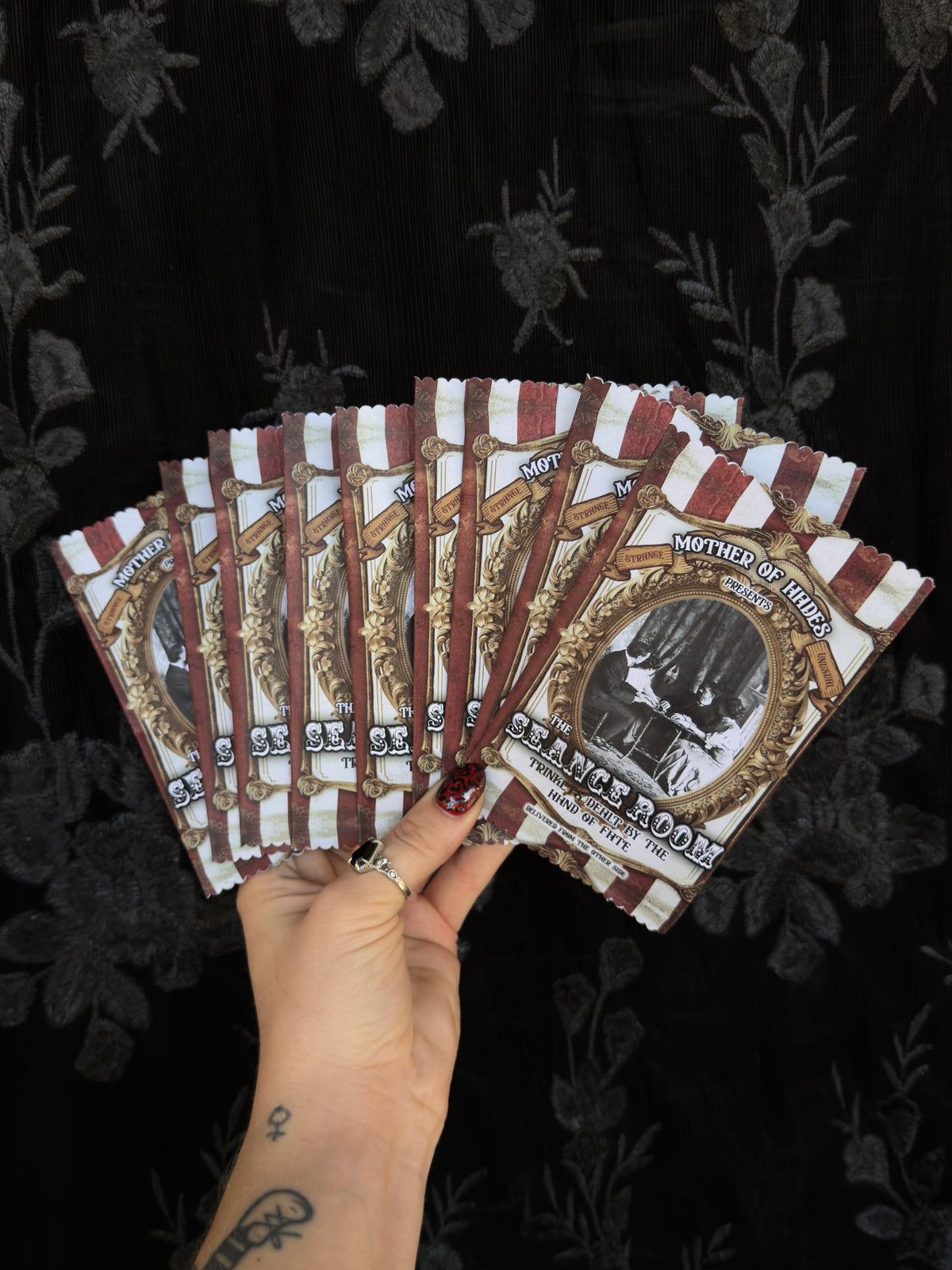 THE SÉANCE ROOM - Mother of Hades Trinkets Dealt By The Hand of Fate Blind bag