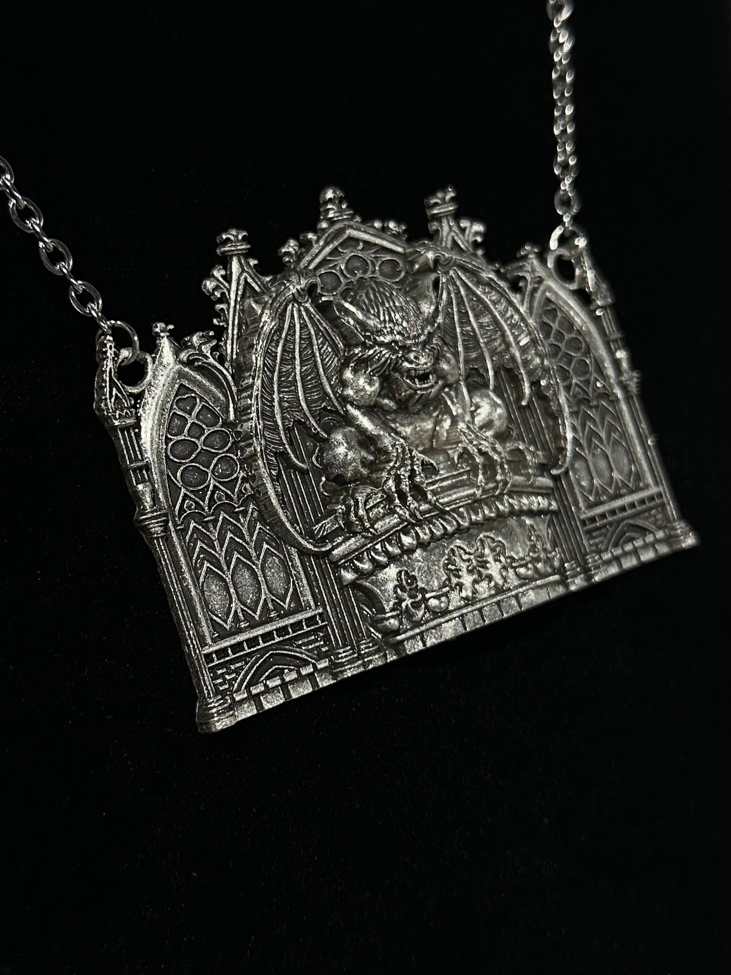 NOTRE DAME - Mother of Hades X vampire freaks Cast Necklace