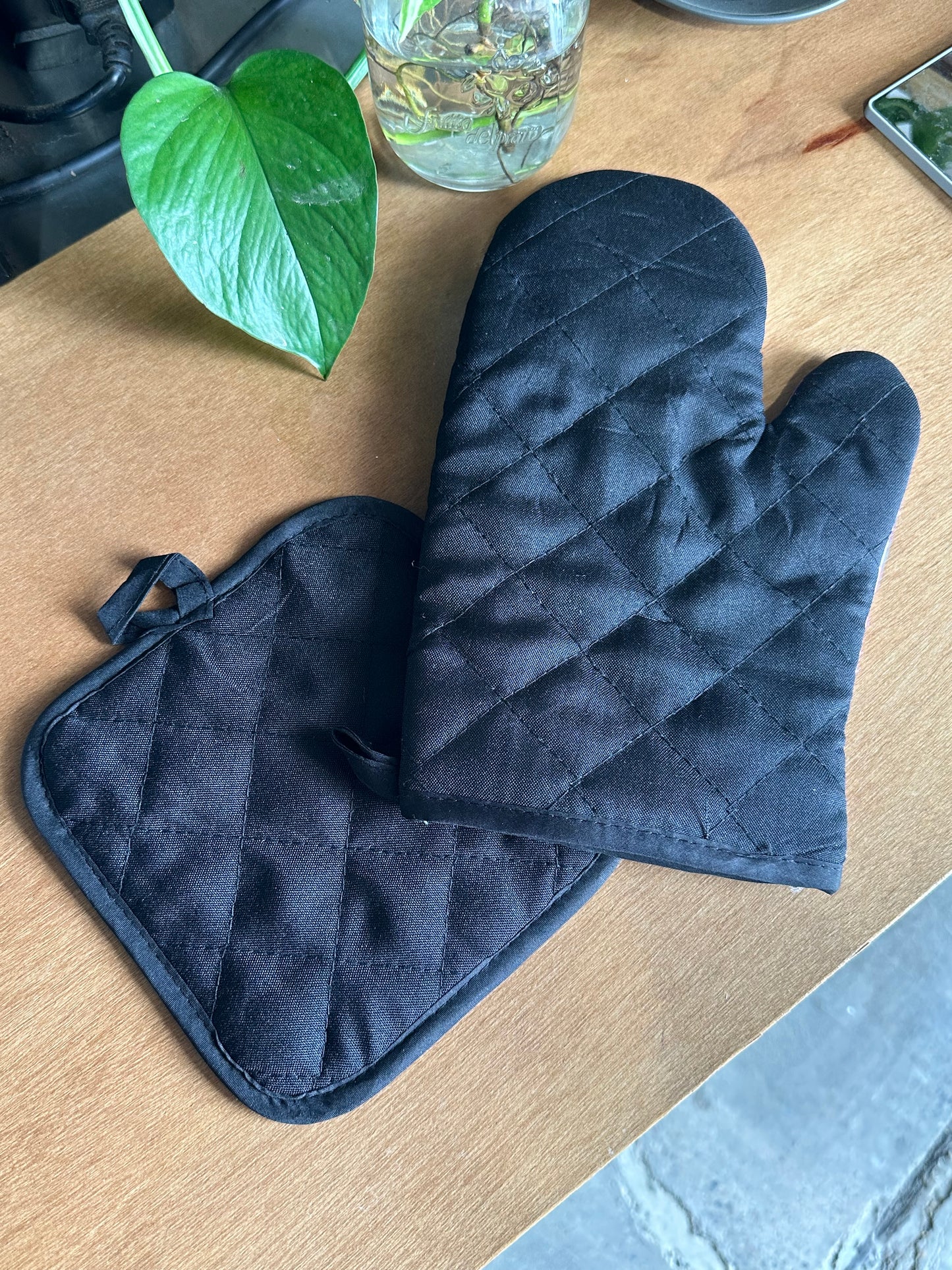 CEMETERY GARDEN - Oven Mitt Set