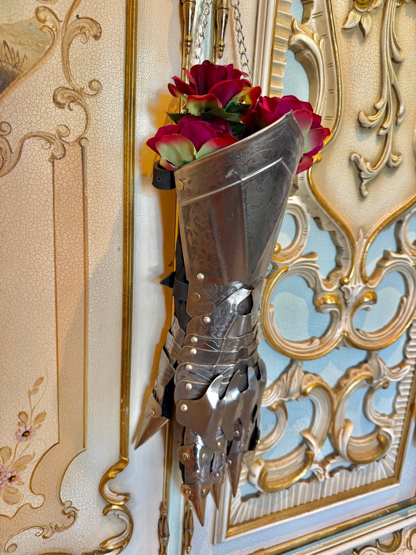 GAUNTLET - dry wall vase